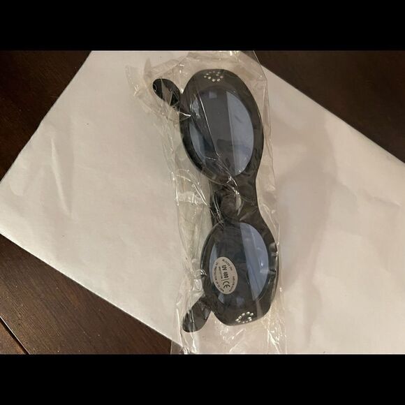 NWOT black oval sunnies with little rhinestone hearts UV 400 - Picture 7 of 9